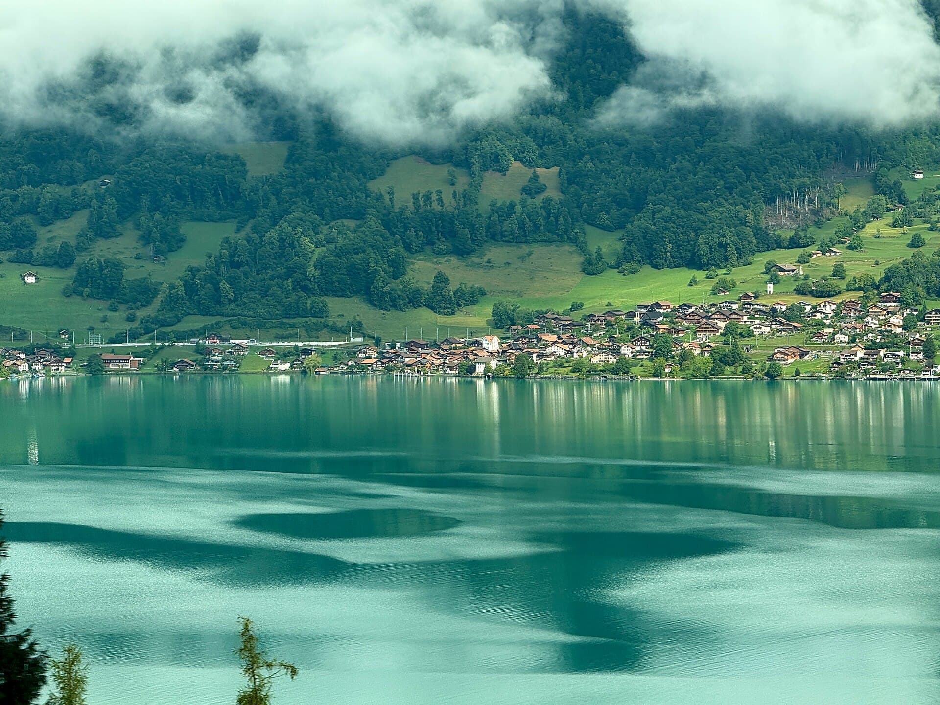 Lake Brienz with green hills